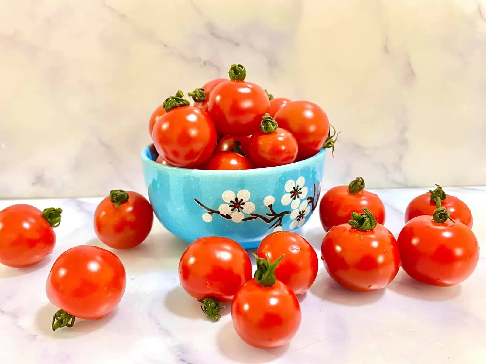 Momo Fresh tomatoes